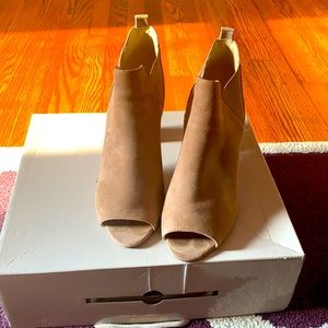 Marc Fisher size 8.5 Taupe Multi Suede.